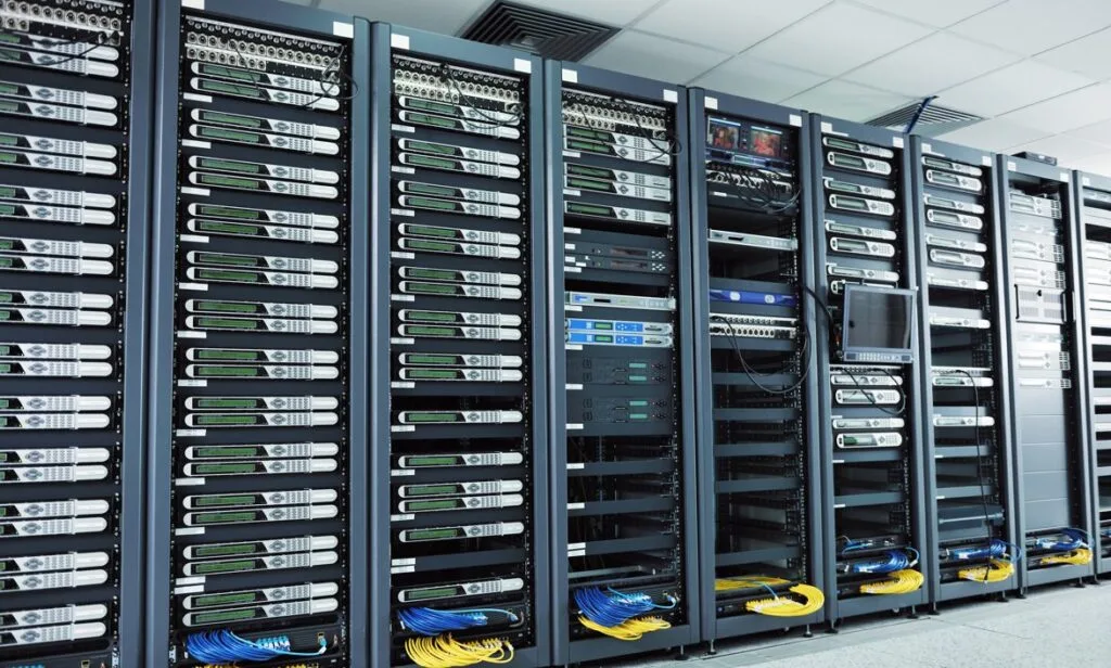 File di rack con server in un data center